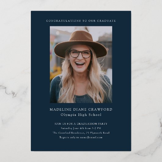 Eleganter Navy Blue and Gold Foto Abschluss Folieneinladung (Rückseite)