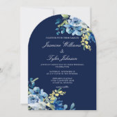 Eleganter Navy Blue Floral Arch Abend Hochzeit Einladung (Vorderseite)