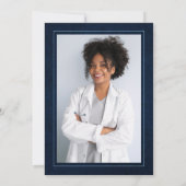 Eleganter Navy Blue Medical School Abschluss Einladung (Rückseite)