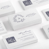 Eleganter Navy Blue Monogram Floral Wappen QR Code Visitenkarte