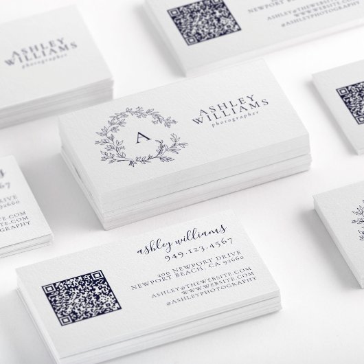 Eleganter Navy Blue Monogram Floral Wappen QR Code Visitenkarte