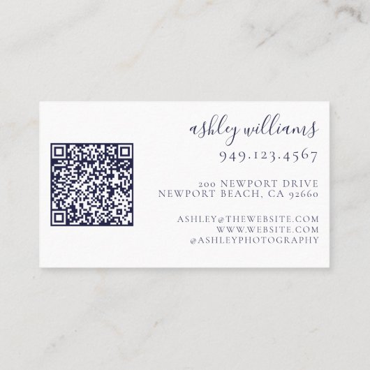 Eleganter Navy Blue Monogram Floral Wappen QR Code Visitenkarte (Rückseite)