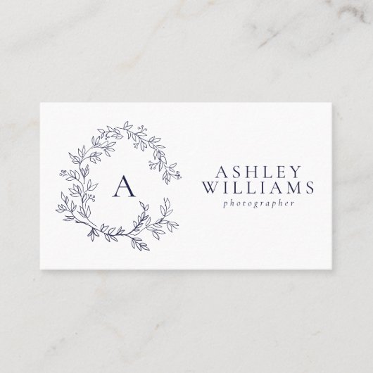 Eleganter Navy Blue Monogram Floral Wappen QR Code Visitenkarte (Vorderseite)