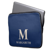 Eleganter Navy Blue Monogram Laptop Sleeve (Vorderseite Links)