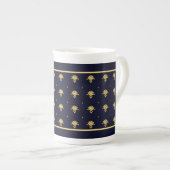 Eleganter Navy Blue und Gold Damask Porzellantasse (Vorderseite Rechts)