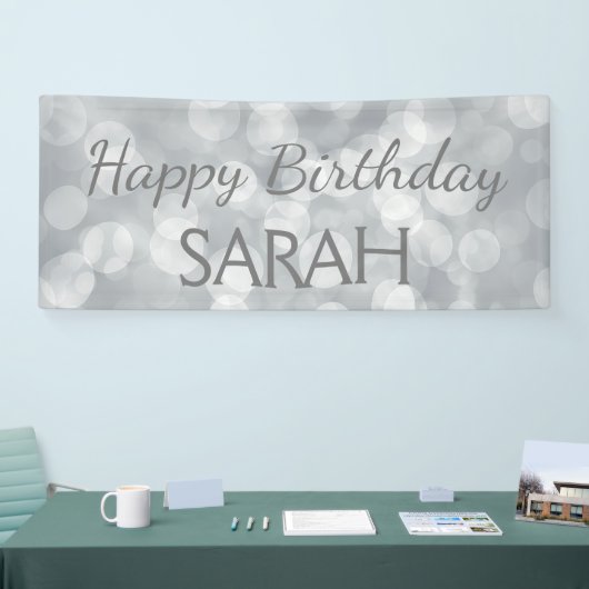 Eleganter Niedlicher Silver Glittery Bokeh Happy B Banner (Messe)