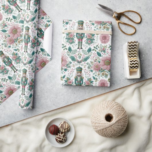 Eleganter Nussknacker- und Blumenprint Geschenkpapier (Kunsthandwerk)