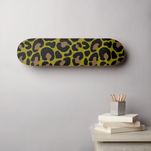 Eleganter Olivgrüner und schwarzer Leopardenprint Skateboard (Wandkunst (Horz))