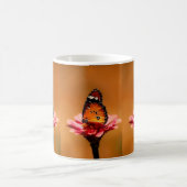 Eleganter Orange Butterfly auf rosa Blume Kaffeetasse (Mittel)