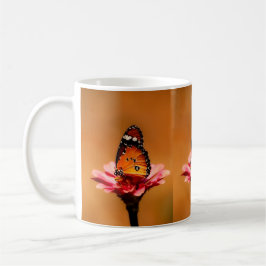 Eleganter Orange Butterfly auf rosa Blume Kaffeetasse