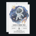 Eleganter Outerspace Kids Astronaut Boy Birthday Einladung<br><div class="desc">Erleben Sie Ihre Feier mit unserer eleganten Einladung zum Geburtstag des Kids Astronauten Boy! Dieses raffinierte Design verbindet nahtlos die zeitlose Schönheit des Weltraums mit schlichter Eleganz und schafft gleichzeitig eine faszinierende und anspruchsvolle Einladung. Stellen Sie sich den Namen Ihres kleinen Astronauten vor, der vor dem Hintergrund der Außenwelt stehend...</div>