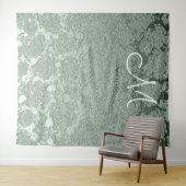Eleganter Pastel Sage Green Monogram Hintergrund Wandteppich (Beispiel (Horizontal))