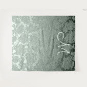 Eleganter Pastel Sage Green Monogram Hintergrund Wandteppich (Vorderseite (Horizontal))