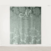 Eleganter Pastel Sage Green Monogram Hintergrund Wandteppich (Vorderseite)