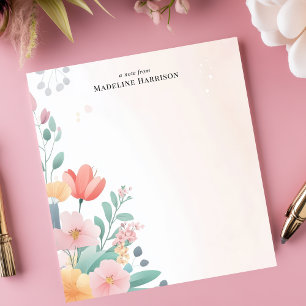 Eleganter pastellfarbener Blumenstrauß mit persona Notizblock