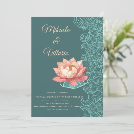 Eleganter Peach Lotus auf Aquamarine Einladung zur (Stehend Vorderseite)