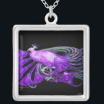 ELEGANTER PEACOCK IN LILA UND SCHWARZ VERSILBERTE KETTE<br><div class="desc">Farbiges und elegantes Design mit leuchtenden 3D-Edelsteinen Digitales Grafikdesign von Bulgan Lumini . Teil aus der neuen Kollektion ARCADIA .</div>