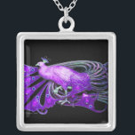 ELEGANTER PEACOCK IN LILA UND SCHWARZ VERSILBERTE KETTE<br><div class="desc">Farbiges und elegantes Design mit leuchtenden 3D-Edelsteinen Digitales Grafikdesign von Bulgan Lumini . Teil aus der neuen Kollektion ARCADIA .</div>