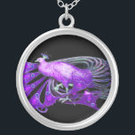 ELEGANTER PEACOCK IN LILA UND SCHWARZ VERSILBERTE KETTE<br><div class="desc">Farbiges und elegantes Design mit leuchtenden 3D-Edelsteinen Digitales Grafikdesign von Bulgan Lumini . Teil aus der neuen Kollektion ARCADIA .</div>