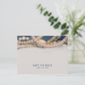 Eleganter Perlen & Muscheln Strand Save the Date Ankündigungspostkarte (Stehend Vorderseite)