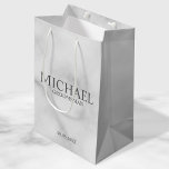 Eleganter Personalisierter Trauzeuge aus weißem Ma Mittlere Geschenktüte<br><div class="desc">Klassische Elegante Personalisierte Trauzeugen aus weißem Marmor Geschenke mit Namen,  Titel und Datum des personalisierten Trauzeugen im klassischen Serif-Schriftart-Stil auf weißem Marmor Hintergrund. Auch perfekt für Trauzeuge,  Vater der Braut und mehr.</div>