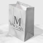Eleganter Personalisierter Trauzeuge aus weißem Ma Mittlere Geschenktüte<br><div class="desc">Klassische Elegante Personalisierte Trauzeugen aus weißem Marmor Geschenke mit personalisiertem Monogramm,  Name und Titel des Trauzeugen im klassischen Serif-Schriftart-Stil auf weißem Marmorhintergrund. Auch perfekt für Trauzeuge,  Vater der Braut und mehr.</div>