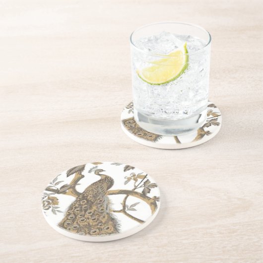 Eleganter Pfau auf weißem Untersetzer (Seite)