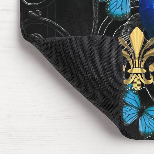 Eleganter Pfau und blaue Schmetterlinge auf Mousepad (Ecke)