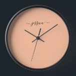 Eleganter Pfirsichzz-Skriptname große Uhr<br><div class="desc">Moderne Uhr mit orangefarbenem (pfirsichfarbenem fuzz) Hintergrund und handgeschriebenem schwarzen,  gürteligen Schriftnamen. Personalisieren mit Ihrem Namen</div>