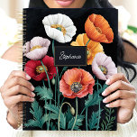 Eleganter Poppy Floral Individuelle Name Planer<br><div class="desc">Dieses atemberaubende Design besticht durch eine wunderschöne Mohnstruktur in Rot-, Orange-, Rosa- und Weißtönen, Set vor einem dramatischen schwarzen Hintergrund. Das zarte Blattwerk und die elegante Typenschild fügen eine personalisierte Touch hinzu, die perfekt für Profis, Studierende oder alle Lieben zeitloser Blumenkunst ist. Eine bemerkenswerte Mischung aus Farbe und Eleganz für...</div>