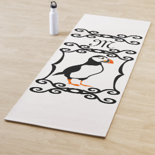 Eleganter Puffin in einem französischen Eisenrahme Yogamatte
