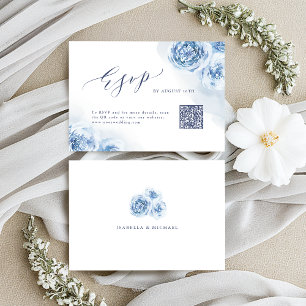 Eleganter QR-Code für Kalligrafie in blauen Blüten RSVP Karte