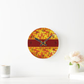 Eleganter Red Damask und Gold Texture Clock Runde Wanduhr (Zuhause)