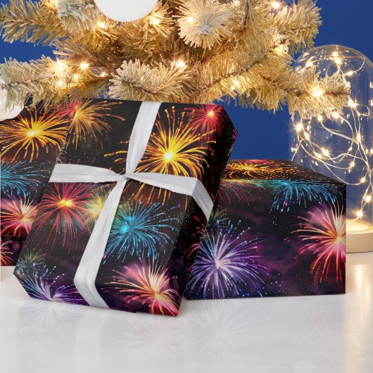 Eleganter Regenbogenfeuerwerk auf schwarzem Hinter Geschenkpapier (Feiertage)
