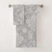 Eleganter Romantischer Chic Floral Damask-Gray Badhandtuch Set (Insitu)