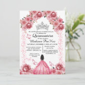 Eleganter rosa Blütenschmetterling Quinceanera Einladung (Stehend Vorderseite)