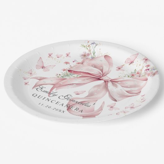 Eleganter rosa Bow & Pearls Coquette Quinceñera Pappteller (Schrägansicht)