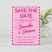 Eleganter Rosa Chevron-Streifen QR-Code Save The Date (Stehend Vorderseite)
