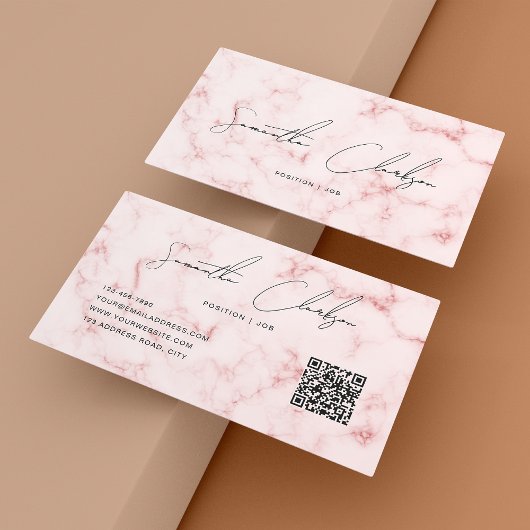 Eleganter rosa Marmor Handgeschriebener Script QR- Visitenkarte