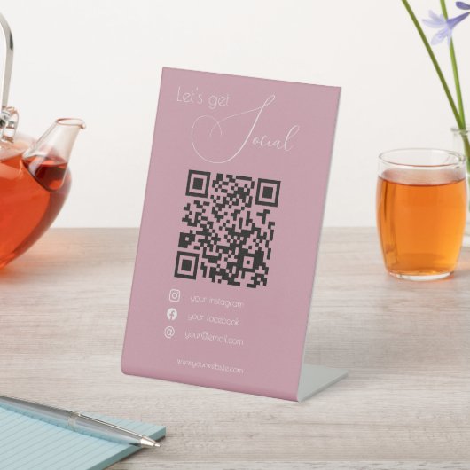 Eleganter rosa QR-Code feminin scanne mich in sozi Sockelschild (In SItu)