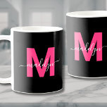 Eleganter rosa Skriptname Initial Monogram Kaffeetasse<br><div class="desc">Personalisierte moderne elegante Rosa- und Schwarz-Script-Namen Initial Monogram Coffee Tasse. Diese schicke, feminine Tasse bringt eine stilvolle, persönliche Touch zu jeder Kaffee- oder Teesammlung. Mit einem fett-magentafarbenen Rosa auf einem schwarzen Hintergrund mit einem zarten weißen Skriptnamen wird das Monogramm auf beiden Seiten angezeigt, wodurch ein personalisiertes Aussehen aus jedem Blickwinkel...</div>