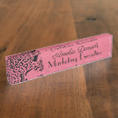 Eleganter rosa und schwarzer Jaguar-Monogramm-Schr Namensplakette (Seite)