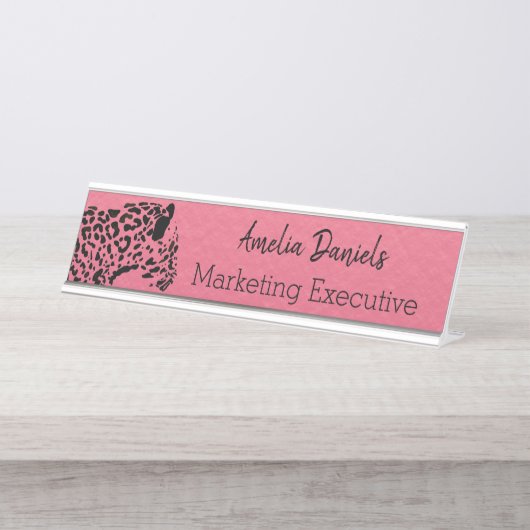 Eleganter rosa und schwarzer Jaguar-Monogramm-Schr Schreibtischnamensplakette (Vorderseite )