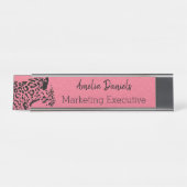 Eleganter rosa und schwarzer Jaguar-Monogramm-Schr Schreibtischnamensplakette (Vorderseite )
