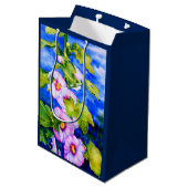 Eleganter, rosa, weißer Blumengarten Mittlere Geschenktüte (Rückseite Schrägansicht)