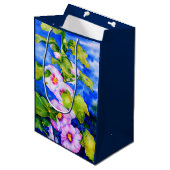 Eleganter, rosa, weißer Blumengarten Mittlere Geschenktüte (Vorderseite Schrägansicht)