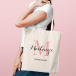 Eleganter rosafarbener, benutzerdefinierter Name d Tragetasche<br><div class="desc">Die elegante,  kundenspezifische Hochzeitstasche zeichnet sich durch ein personalisiertes Monogramm-Typografie-Design mit modernem Kalligraphieskriptnamen und Serif-Monogramm aus,  das in hellrosa und schwarzen Farben initiiert wurde. Enthält den benutzerdefinierten Text für einen Brautparty-Titel wie "BRIDESMAID" oder eine andere bevorzugte Formulierung.</div>