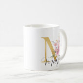 Eleganter rosafarbener Goldmonogramm-Letter M Kaffeetasse (VorderseiteRechts)