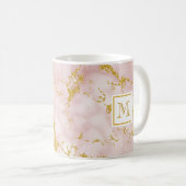 Eleganter rosafarbener Imitat Monogram Gold Glitze Kaffeetasse (VorderseiteRechts)