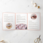 Eleganter rosafarbener Kuchen mit Broschüre "Flora (Innenseite)